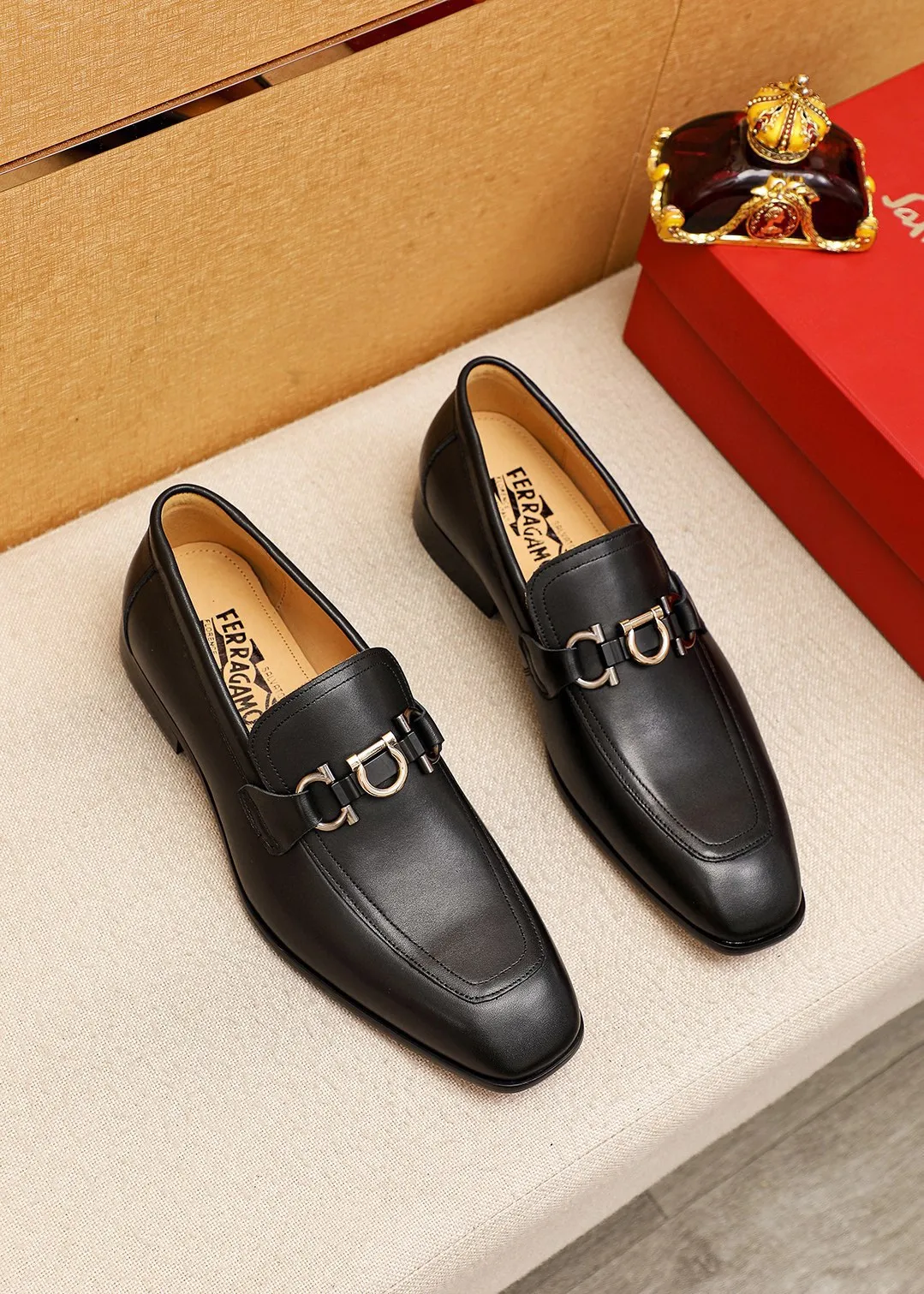 Men's shoes 💰442 💐 Product trademark: Ferragamo "Ferragamo" casual leather shoes Regular size: 38-44 (45.46🉑️customized) Product materials: Selected imported first-layer calfskin upper + original hardware buckle, imported water-dyed cow leather lining. Strong three-dimensional visual effect, combined outsole Color: 1⃣️color optional